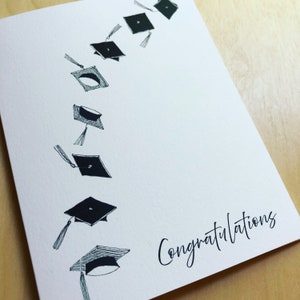 Chapeau pour l'obtention du diplôme Carte de félicitations pour l'obtention du diplôme
