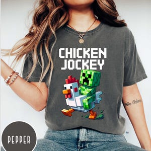 Comfort kleuren kip jockey shirt, grappig boerderijdieren T-shirt, gaming minnaar geschenken, cadeau voor gamers, cartoon graphic T-shirt voor kippenliefhebbers-MM477