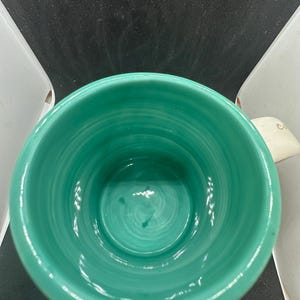 Puede incluir: Un cuenco de cer&aacute;mica turquesa con acabado brillante. El cuenco tiene forma redondeada con una amplia abertura y un interior liso. El color es un turquesa vibrante y s&oacute;lido.