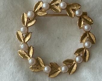 Vintage Wreath Gold Toned Brooch