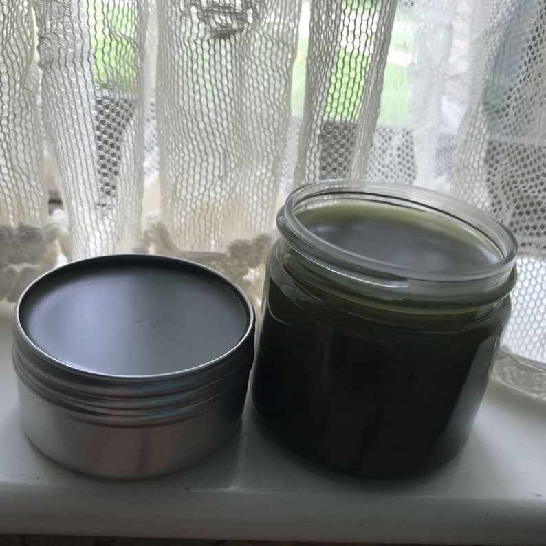 Pu&ograve; includere: Due contenitori di balsamo verde scuro, uno in un barattolo di vetro con coperchio e l'altro in una latta d'argento con coperchio.