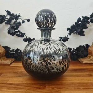 Jarrón decantador negro y transparente: decoración gótica de Halloween, frasco de boticario con tapa, gótico victoriano, florero o frasco de poción.