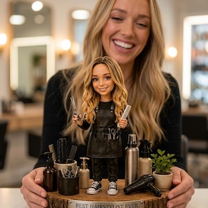 Pode incluir: Uma estatueta personalizada de cabeleireiro com avental e calças pretas, segurando tesouras e um pente. A figura repousa sobre uma base de madeira com uma placa de metal que diz BEST HAIRSTYLIST EVER Thank you for making people feel beautiful.