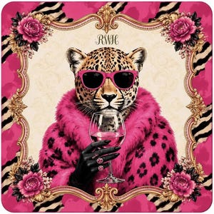 Könnte beinhalten: Ein quadratischer Wandkunstdruck mit einem Leoparden, der eine leuchtend rosa Sonnenbrille und einen passenden rosa Kunstpelzmantel trägt. Der Leopard hält ein Weinglas. Das Bild ist von einem goldenen, verzierten Rahmen mit Blumen umgeben.