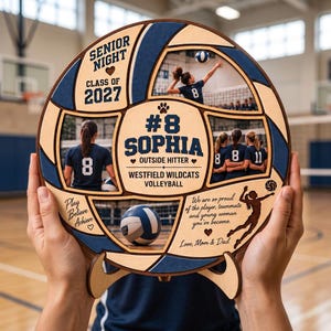 Könnte beinhalten: Eine kreisförmige Holzplakette im Volleyball-Design mit marineblauen und naturfarbenen Holzelementen. Sie zeigt Fotos einer Volleyballspielerin, den Text SENIOR NIGHT CLASS OF 2027, #8 SOPHIA, OUTSIDE HITTER, WESTFIELD WILDCATS VOLLEYBALL und einen Volleyball.