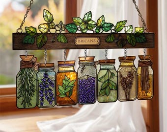 Puede incluir: Un colgante decorativo de vidrieras con una tabla de madera con el texto "BRICANS" y una vid con hojas. Debajo, seis tarros de vidrio con tapas de corcho cuelgan por cadenas, cada uno lleno de hierbas y plantas coloridas, ideal para la decoración de la cocina.