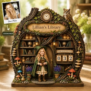 以下が含まれることがあります： 「Lillian's Library」の文字が入った、木製の気まぐれな本棚の彫刻。彫刻には時計、フクロウ、本を持った少女が描かれています。本棚はキノコ、植物、本で飾られています。今年読んだ本の数は32です。