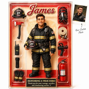 Könnte beinhalten: Eine personalisierte Feuerwehr-Actionfigur namens James in einer Verpackung. Das Set enthält eine schwarze Feuerwehruniform, einen Helm mit der Aufschrift 27, eine Axt, ein Funkgerät, eine Taschenlampe, Handschuhe, eine Maske, einen Schlauch, eine Düse und einen roten Feuerlöscher.