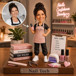 Puede incluir: Una figura cabezona personalizada de un técnico de uñas con camisa negra y delantal rosa, sosteniendo un esmalte. El set incluye libros etiquetados Nail Art, Manicure, Gel Polish, Nail Design, una lámpara de uñas y herramientas.