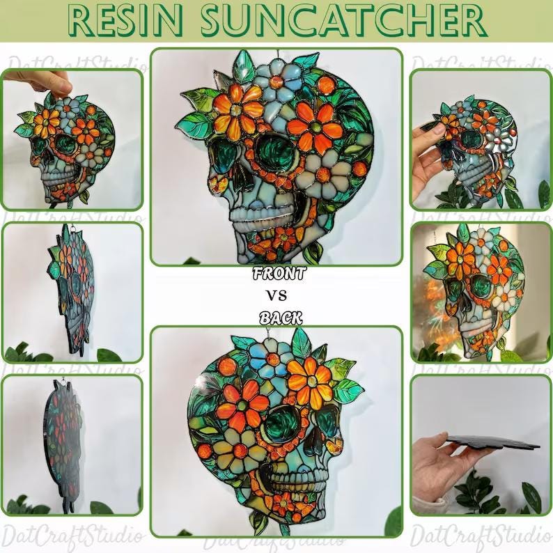 K&ouml;nnte beinhalten: Ein Harz-Sonnenf&auml;nger in Form eines menschlichen Sch&auml;dels, verziert mit bunten Blumenmustern in Orange, Blau und Gr&uuml;n. Das St&uuml;ck zeigt ein Design im Buntglas-Stil mit sichtbaren dunklen Umrissen und wird aus verschiedenen Winkeln dargestellt.