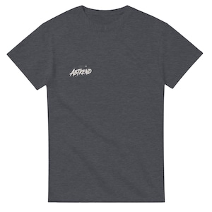 Könnte beinhalten: Ein dunkel anthrazitfarbenes Kurzarm-T-Shirt mit Rundhalsausschnitt. Auf der linken Brustseite befindet sich ein kleines weißes Grafiklogo mit dem Text ABTREND in einer stilisierten Schriftart, ergänzt durch ein kleines vierzackiges Sternsymbol.