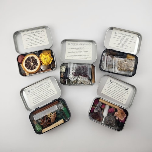 Travel Altar Portable Mini Witchcraft Tin Witches Travel Altar Mini Witch Box The Moon The Sun The Star Protection Love Prosperity Gift Box