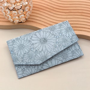 Estuche magnético japonés en tonos azules con margaritas, estuche elegante para tarjetas y billetera, estuche de tela, hecho a mano en Japón