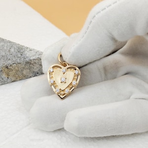 Colgante de corazón de moissanita en oro de 14 quilates, diseño de rayos de sol acanalados