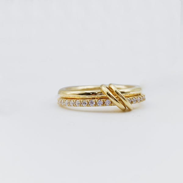 Anillo entrelazado de oro de 14 quilates, banda bicolor conectada