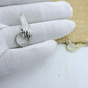 Puede incluir: Un letrero de madera rústica con el texto "Welcome to our home" en letras blancas. El letrero presenta un acabado envejecido y un diseño simple y acogedor, ideal para un porche o entrada.