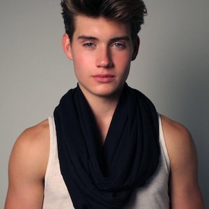 Schlupfschal aus schwarzem Baumwoll-Jersey: Leichter Unisex-Schal