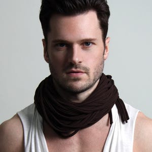 Sciarpa unisex in jersey di cotone marrone - Sciarpa avvolgente infinita fatta a mano per il comfort invernale