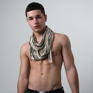 Unisex Geometrischer Infinity-Schal: Weicher Baumwollcreme & Schwarz Accessoire, personalisierte Statement-Kette - Festival-Schmuck