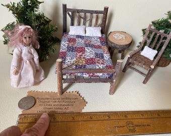 Juego de cama hecho a mano a escala de 1 pulgada, cabaña rústica en miniatura, muebles para casa de muñecas DH, 8 piezas, mesa, almohadas, silla, RWB cottagecore.