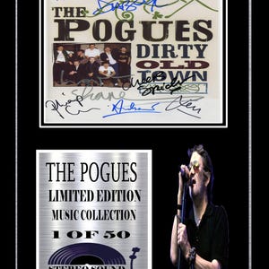 Puede incluir: Obra de arte enmarcada con una portada de álbum firmada de "The Pogues" con "Dirty Old Town" y firmas de los miembros de la banda. Debajo, una placa de "Limited Edition Music Collection" con un gráfico de disco y una foto de un cantante.