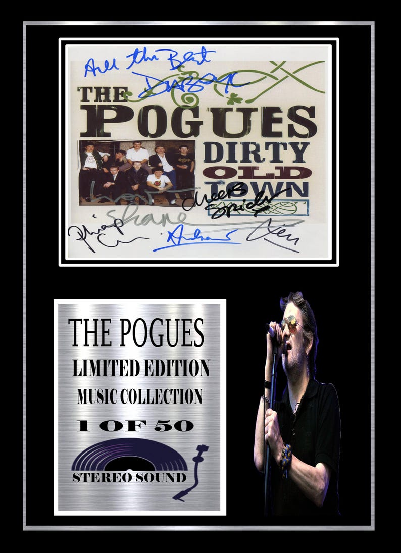 K&ouml;nnte beinhalten: Gerahmtes Kunstwerk mit einem signierten Albumcover von "The Pogues" mit "Dirty Old Town" und Unterschriften der Bandmitglieder. Darunter eine "Limited Edition Music Collection"-Plakette mit einer Schallplattengrafik und einem Foto eines S&auml;ngers.