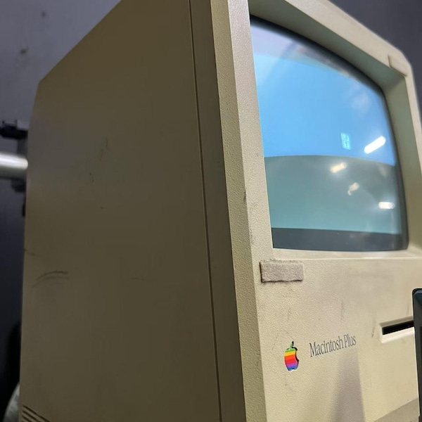 Vintage Apple Macintosh Plus 1MB RAM – 1986 Classic Retro Computer – Powers On – For Parts or Display