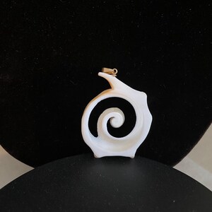 Vechtende hanger met schelphoorn