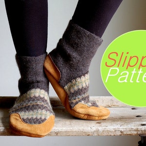 Op de afbeelding: Grijze en bruine pantoffelboots met een patroon op de bovenkant en een bruine leren zool. De laarzen worden getoond op een houten oppervlak. De afbeelding bevat de tekst "Slipper Pattern" in een groene cirkel.