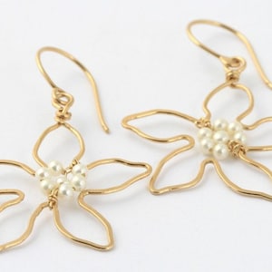 Small Daisy Earring / hammered wire- gold-silver- flower-botanical-bridesmaids- summer-resort-pearl- coral- turquoise- lapis