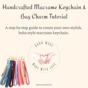 Pode incluir: Imagem de um tutorial para chaveiros e pingentes de bolsa de macramê feitos à mão. A imagem mostra vários chaveiros de macramê coloridos com ferragens douradas. O texto na imagem diz "Handcrafted Macrame Keychain & Bag Charm Tutorial" e "Hand Made Made With Love".