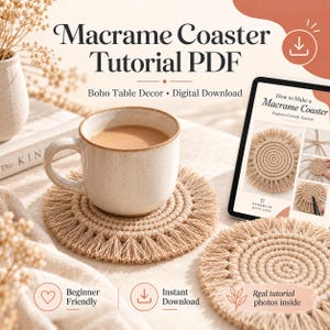 Peut inclure: Un tutoriel PDF numérique pour sous-verre en macramé avec le texte Macrame Coaster Tutorial PDF, Boho Table Decor, Digital Download, Beginner Friendly, Instant Download, et Real tutorial photos inside, accompagné de deux sous-verres ronds.
