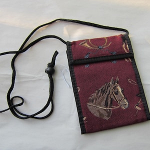 Tapestry Fabric HORSEHEAD en monedero ecuestre de Borgoña con correa con cordón hecha en EE.UU.