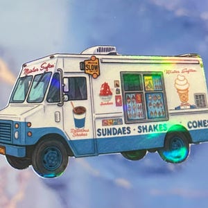Puede incluir: Una pegatina de un camión de helados vintage, con el texto "Mister Softee" y "Sundae, Shakes, Cones". El camión es blanco y azul con varias ilustraciones de helados. La pegatina tiene un efecto holográfico.