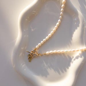 Collar con colgante inicial de perla de agua dulce hecho a mano con cierre de palanca chapado en oro o plata, dijes de letras doradas personalizables.