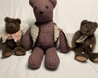 Orsetto di peluche vintage Sojourn Bear Holden a quadri con gilet all'uncinetto e trio di orsi bruni