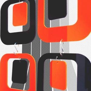 Può includere: Un set di cinque forme mobili geometriche realizzate in acrilico nero e arancione. Le forme sono quadrati e rettangoli, con le forme arancioni sovrapposte alle forme nere. Il mobile è sospeso dal soffitto mediante ganci.