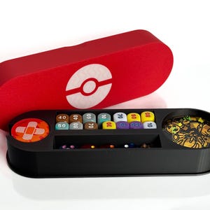 Caixa de armazenamento de acessórios personalizada do Pokémon TCG que contém dados regulares do jogo de cartas colecionáveis, dados de dano, moedas e marcadores de status.