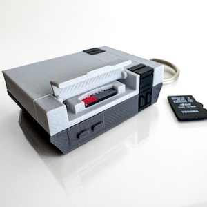 Llavero retro de Nintendo con ranura para MicroSD: un accesorio nostálgico para jugadores de todas las edades.