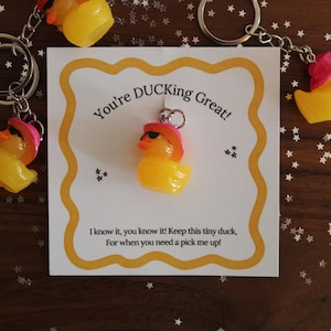Vous vous esquivez bien ! Carte-cadeau Porte-clés Canard avec chapeau de cowboy et lunettes