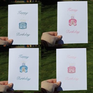 Tarjeta de felicitación con diseño de pastel de cumpleaños vintage, hecha a mano y con purpurina, en rosa o azul.
