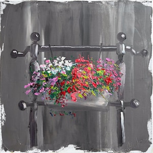 Puede incluir: Pintura al óleo de un balcón con flores coloridas. Las flores son una mezcla de rojo, rosa, blanco y verde, sobre un fondo gris. El balcón está sostenido por un marco metálico decorativo.
