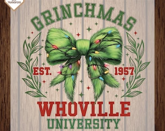Könnte beinhalten: Ein festliches Grinchmas-Design mit einer grünen Schleife, die mit bunten Weihnachtslichtern geschmückt ist. Das Design enthält den Text "GRINCHMAS", "EST. 1957" und "WHOVILLE UNIVERSITY" in festlichen Farben.