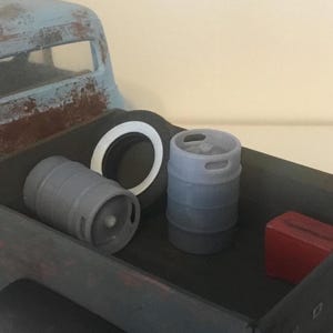 Resin miniature 1/24 beer kegs, 2 for model truck bed or diorama 1/24 1/25 scale