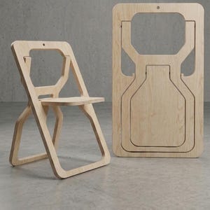 Könnte beinhalten: Ein hölzerner Klappstuhl in geöffneter Position, neben seiner gefalteten, rechteckigen Form. Der Stuhl und sein gefaltetes Gegenstück sind aus hellem Holz gefertigt und haben ein minimalistisches Design. Sitz und Rückenlehne des Stuhls haben geometrische Ausschnitte.