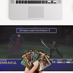 Könnte beinhalten: Eine schwarze, rechteckige Schreibtischunterlage mit einer Videospielszenen mit einer lila Kreatur und einem Charakter mit einem großen Schwert. Die Unterlage zeigt auch eine Hand, die mehrere Sammelkarten hält.