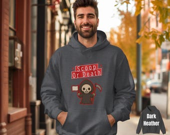 Puede incluir: Sudadera con capucha gris oscuro con bolsillo delantero y capucha con cordón. La sudadera con capucha presenta un gráfico de un personaje de la muerte de dibujos animados sosteniendo una guadaña y una bandera, con el texto "Scoop or Death" en un rectángulo rojo.