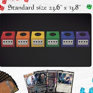 Puede incluir: Alfombrilla de ratón para juegos negra con seis consolas de juego coloridas en fila. Las consolas son rojas, naranjas, amarillas, verdes, azules y moradas. La alfombrilla mide 60 cm x 35 cm.