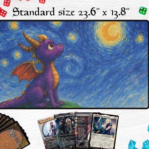 Può includere: Tappetino da gioco con un drago viola su sfondo di cielo stellato, misura 60 cm x 35 cm. Il drago ha ali e corna arancioni. Carte collezionabili e dadi circondano il tappetino.
