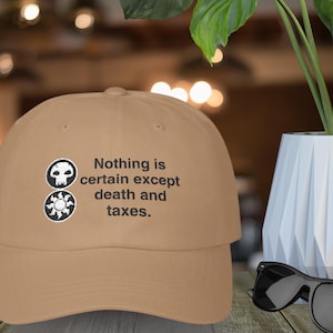 Bestickte Magic the Gathering Dad Cap, Tod und Steuern Ben Franklin Zitat Hut, Gamer Geschenk, MTG Cap, Magic Card Player Hut, Klassiker